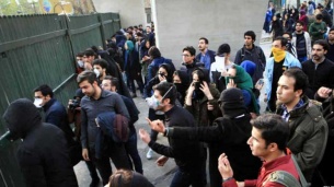 دانشجویان پشت نرده‌‌های دانشگاه تهران- اعتراضات دی‌ماه ۱۳۹۶