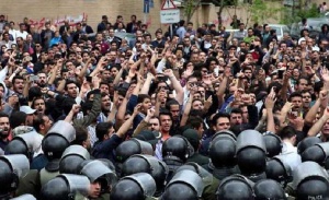 رودر رویی پلیس و جوانان- اعتراضات دی‌ماه ۱۳۹۶