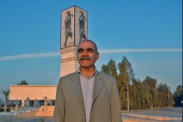 پرونده:محمد علی حاج آقایی در میدان اشرف شهر اشرف در عراق.JPG