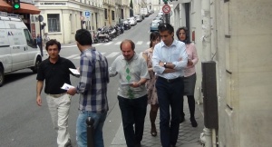 محمد حسین سبحانی در خبابان‌های پاریس همراه با مأموران وزارت اطلاعات در حال پخش جزوات علیه مجاهدین که وزارت اطلاعات به اسم جداشدگان از مجاهدین منتشر کرده است.