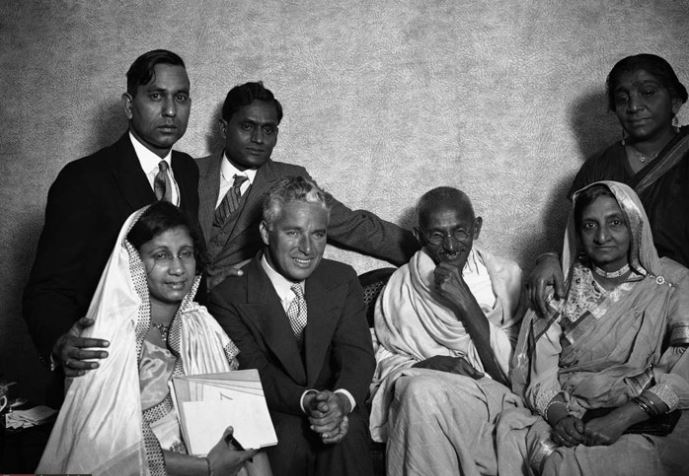 پرونده:ملاقات گاندی و چارلی چاپلین در لندن. سال 1931.JPG
