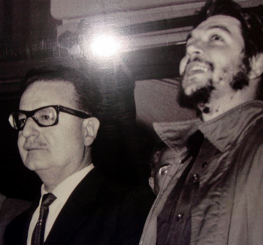 پرونده:سالوادور آلنده رئیس جمهور شیلی در کنار ارنستو چه‌گوارا.JPG