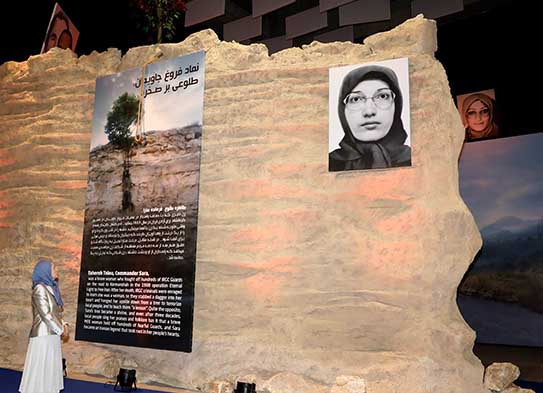 پرونده:مریم رجوی در موزه اشرف ۳ در کنار نماد طاهره طلوع.jpg