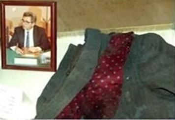 پرونده:آثار گلوله بر روی لباس‌های دکتر کاظم رجوی.JPG