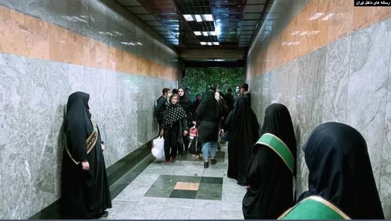 پرونده:تونل حجاب بان در مترو.JPG