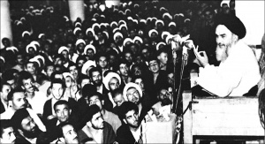 خمینی در حال سخنرانی