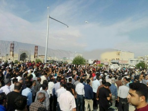 تجمع اعتراضی مردم کازرون در میدان شهدای کازرون