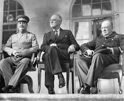 از راست به چپ-چرچیل نخست وزیر انگلستان روزولت رٍئیس جمهور آمریکا استالین دبیر کل اتحاد جماهیر شوروی.jpg