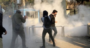 پرونده:درگیری جوانان در اعتراضات دی‌ماه ۱۳۹۶.jpg