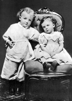 لنین و خواهرش اولگا در سال ۱۸۷۴.jpg