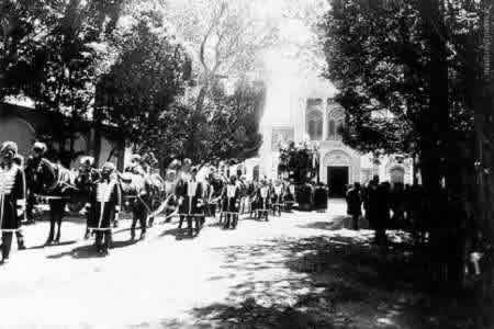 پرونده:مراسم تشییع جنازه ناصرالدین شاه.jpg