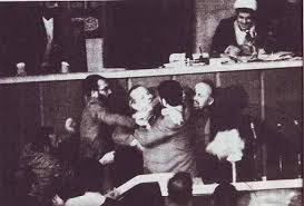 حمله به بازرگان در مجلس بعد از سخنرانی درموردشروع تظاهرات ۵مهر۱۳۶۰.jpg
