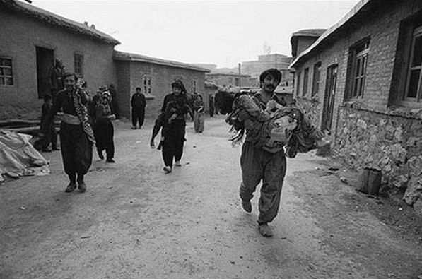 پرونده:نمایی از سرکوب مردم کردستان.JPG
