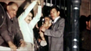 مسعودرجوی در بالکن زندان قصر روز ۳۰ دی.JPG