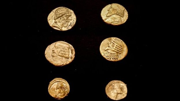 پرونده:سکه‌هایی از دوران اشکانی در موزه ملی عراق.jpg