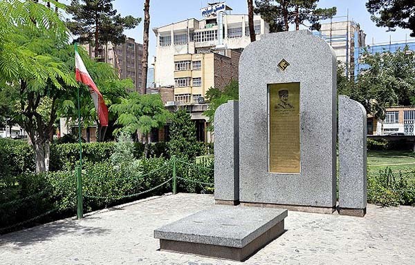 پرونده:مزار محمدتقی پسیان در مشهد و در کنار مقبره نادرشاه.jpg