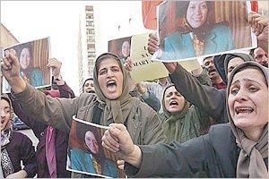 تظاهرات پناهندگان ایرانی در اعتراض به دستگیری مریم رجوی.jpg