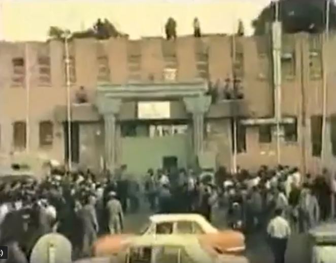 پرونده:مردم در مقابل زندان قصر.JPG