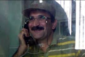 غلامرضا خسروی در حال تماس از داخل زندان.jpg
