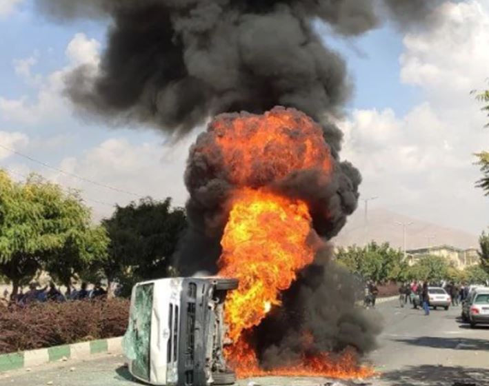 پرونده:آتش گرفتن خودروی نیروی انتظامی در کرج، ۱۲ آبان.JPG