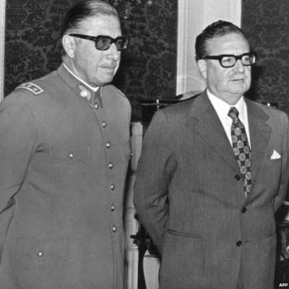 پرونده:سالوادور آلنده در کنار آگوستو پینوش فرمانده کل ارتش شیلی.JPG