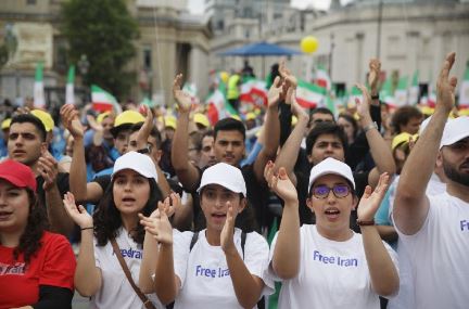 پرونده:جوانان در تظاهرات لندن.JPG