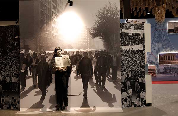 پرونده:موزه اشرف ۳ - فعالیت مسالمت آمیز مجاهدین در ایران پس از انقلاب ضد سلطنتی.jpg