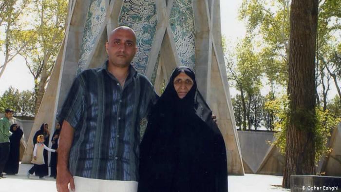 پرونده:ستار بهشتی و مادرش.jpg