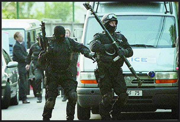 پرونده:تهاجم پلیس فرانسه به مقر شورای ملی مقاومت ایران- ۱۷ ژوئن ۲۰۰۳.png