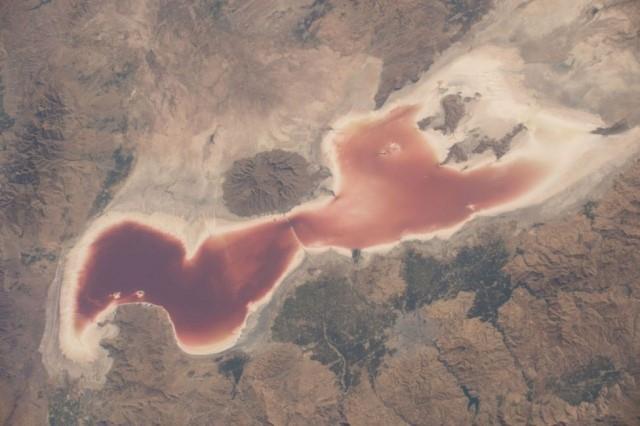 پرونده:عکس دریاچه ارومیه در بین ده مورد از بهترین عکسهای گرفته شده از سیاره زمین در پایان سال ۲۰۱۶.jpg