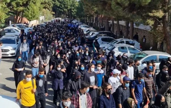 پرونده:دانشجویان تهرانی ۹ آبان.JPG