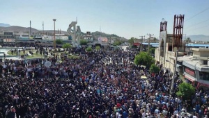 تجمع اعتراضی مردم کازرون در مقابل مصلی کازرون