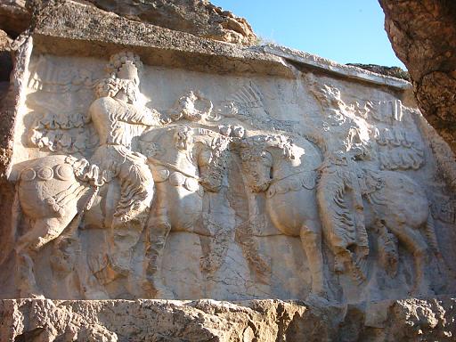 پرونده:نقش برجسته شاپور اول ساسانی و اهورا مزدا، هر دو سوار بر اسب در نقش‌رجب در نزدیکی تخت‌جمشید.jpg