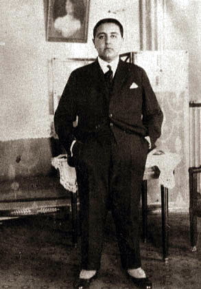 احمد شاه در پاریس (حوالی 1925).jpg