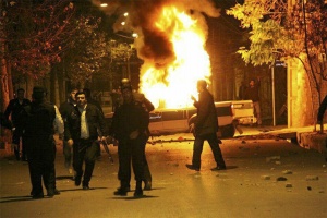 به آتش کشیدن ماشین نیروی انتظامی- اعتراضات دی‌ماه ۱۳۹۶