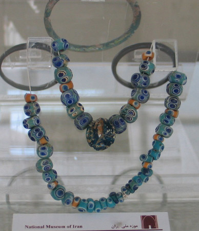 پرونده:گردنبند شیشه ای- ساسانی- موزه ایران باستان.jpg
