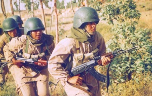 زنان-رزمنده-در-ارتش-آزادیبخش-ملی-ایران-در-حال-تمرین-نظامی.jpg
