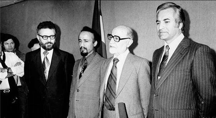 پرونده:ابراهیم یزدی در کنار دیگر اعضای دولت موقت.JPG