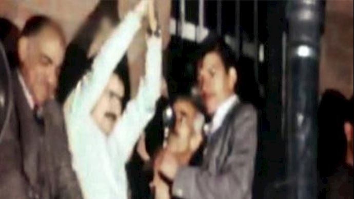پرونده:مسعود رجوی بر بالکن زندان قصر.jpg