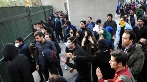دانشجویان پشت نرده‌‌های دانشگاه تهران- اعتراضات دی‌ماه ۱۳۹۶.jpg