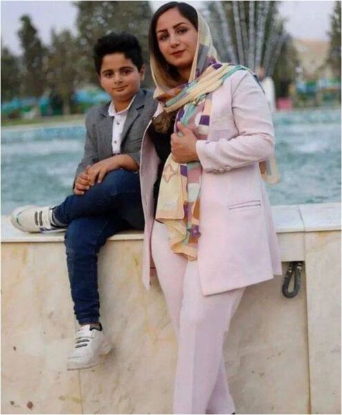 پرونده:کیان پیرفلک و مادرش.JPG