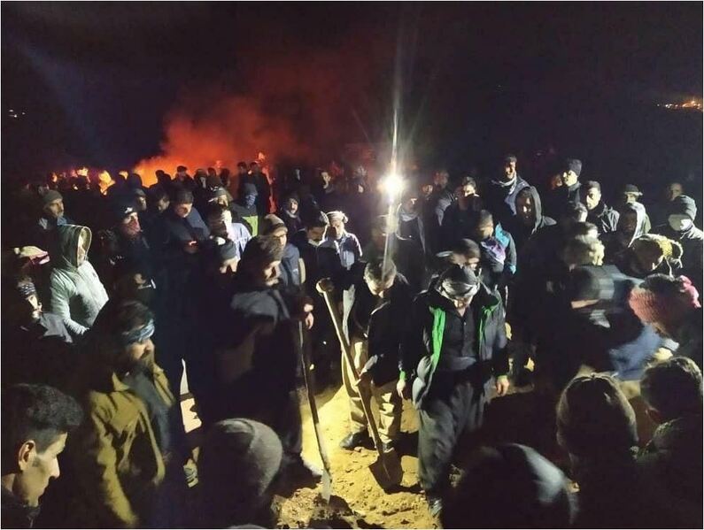 پرونده:خاکسپاری شورش نیکنام.JPG