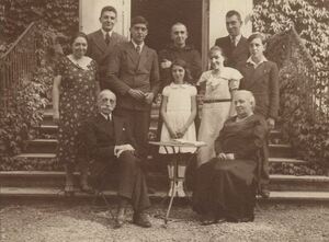 آبه پیر به همراه خانواده‌اش در ۱۹۳۴.JPG
