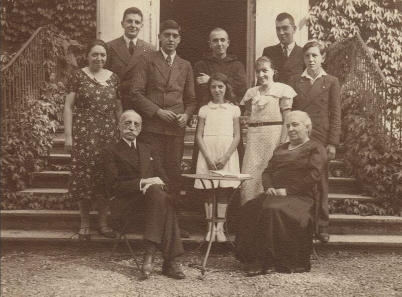 پرونده:آبه پیر به همراه خانواده‌اش در ۱۹۳۴.JPG