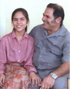 مونا و پدرش، یدالله محمودنژاد