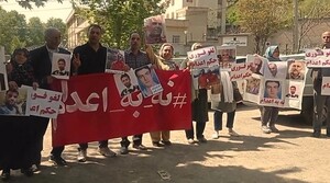 تجمع خانواده پویان قبادی و خانواده‌ی زندانیان سیاسی در جلوی زندان اوین