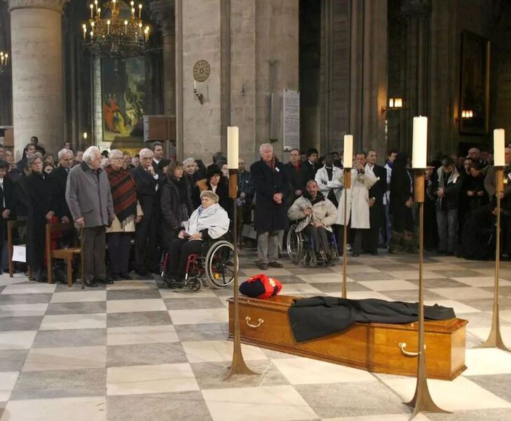 پرونده:مراسم تشییع آبه پیر در کلیسای تاریخی نوتردام پاریس.JPG