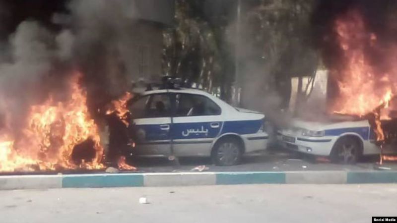 پرونده:تصویر آتش زدن خودروهای پلیس در شیراز.jpg