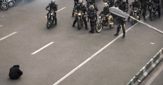 مقاومت یک معترض در مقابل نیروهای سرکوبگر