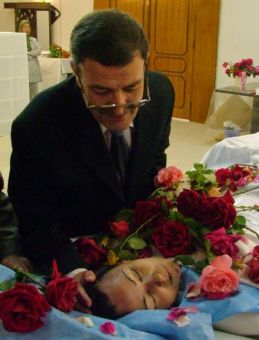 رضا هفت برادران بر سر پیکر دخترش صبا